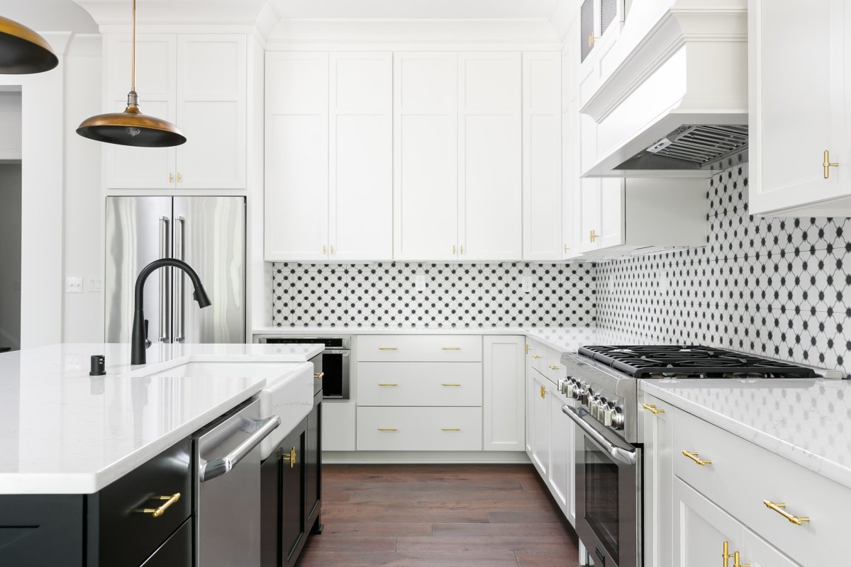 Фартук для белой кухни из плитки