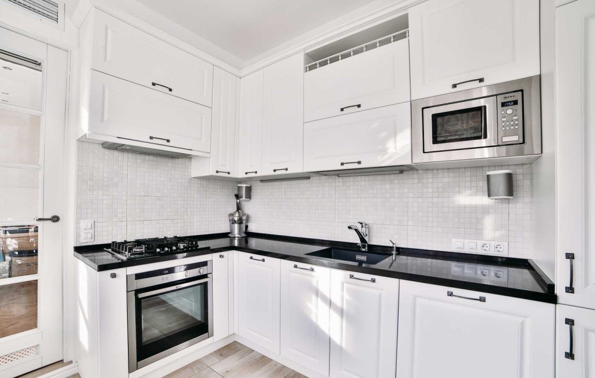 Фартук для белой кухни с черной столешницей