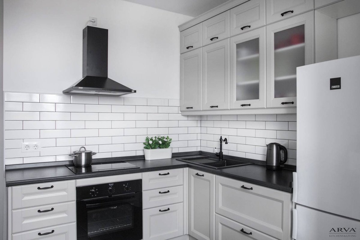 Белая кухня с черной столешницей