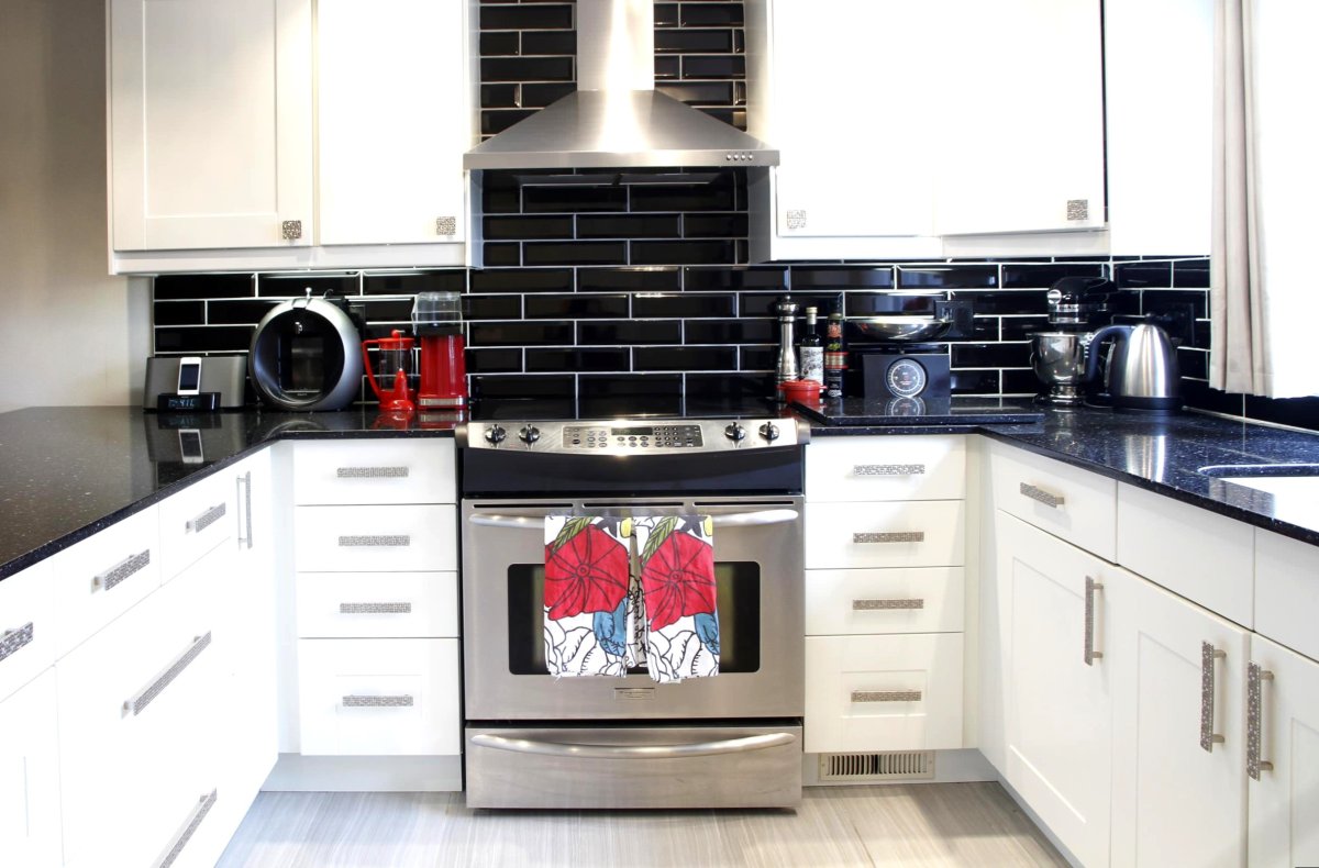 Белая кухня с черным фартуком