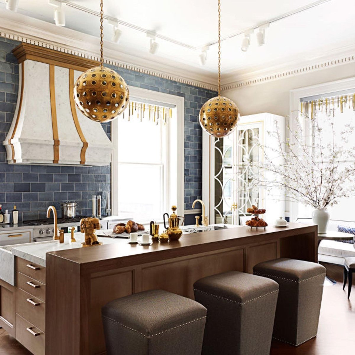 Золото в интерьере кухни