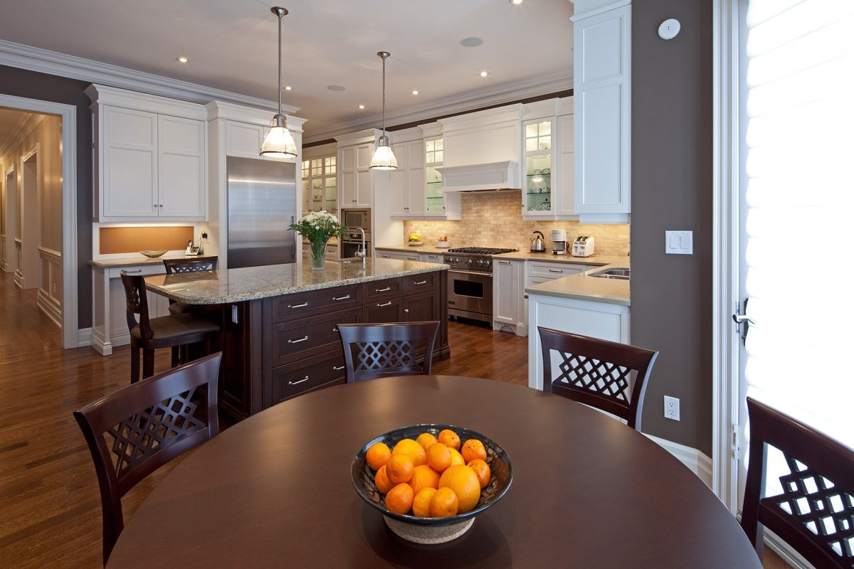 Скомбинировать свет в кухне гостиной