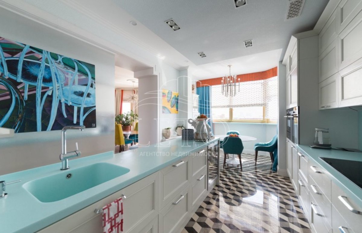 Кухня в оранжево-бирюзовых тонах