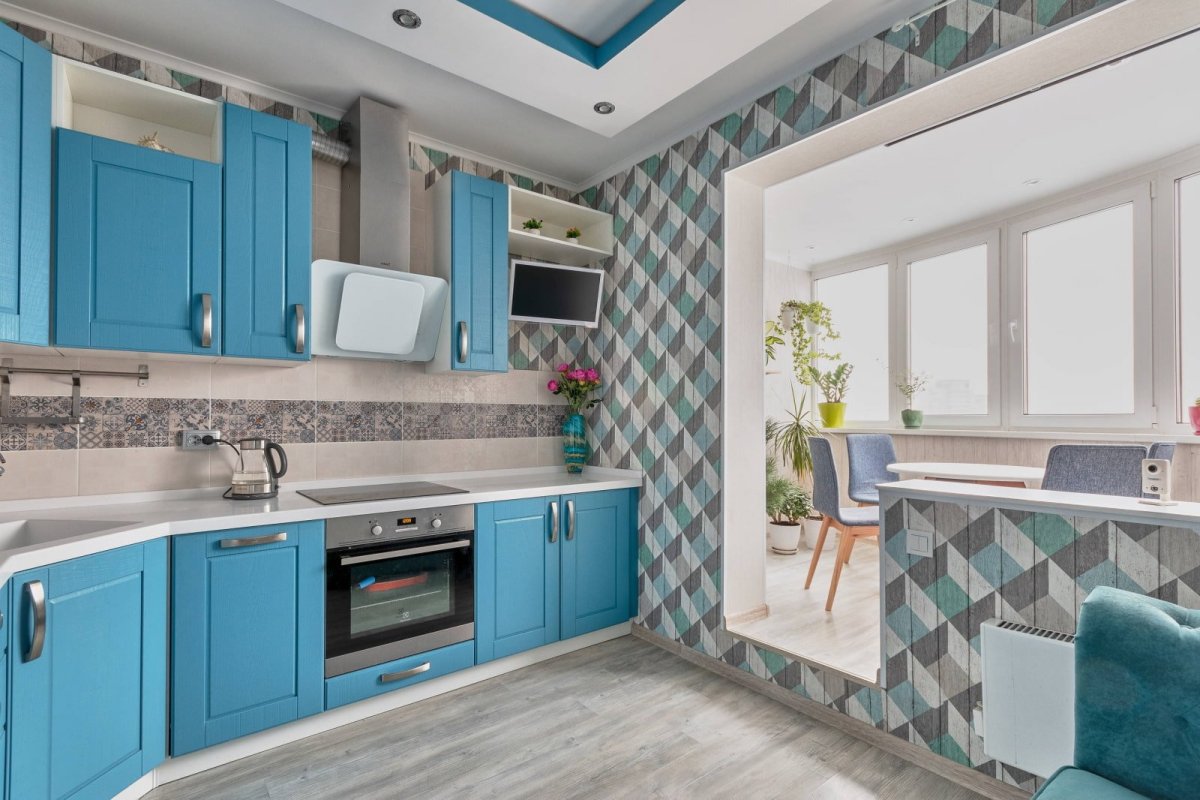 Бирюзовая кухня и серый пол