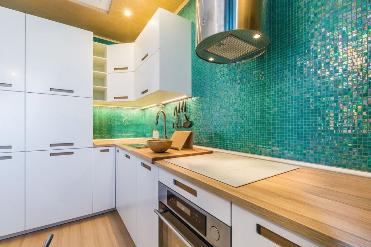 Кухня с зеленым фартуком