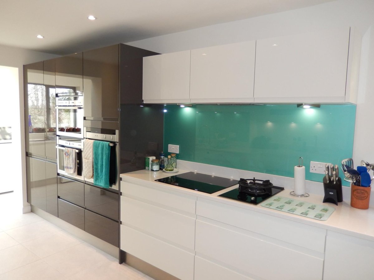 Белая глянцевая кухня с бирюзой