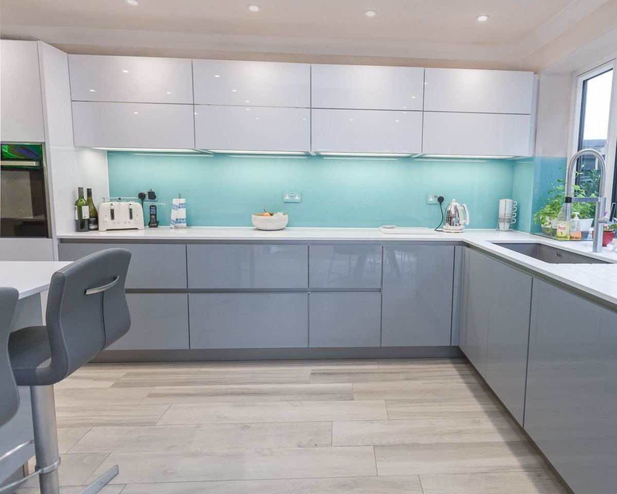Белая кухня с бирюзовым фартуком