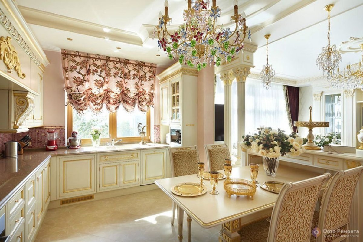 Шторы в классическом интерьере кухни
