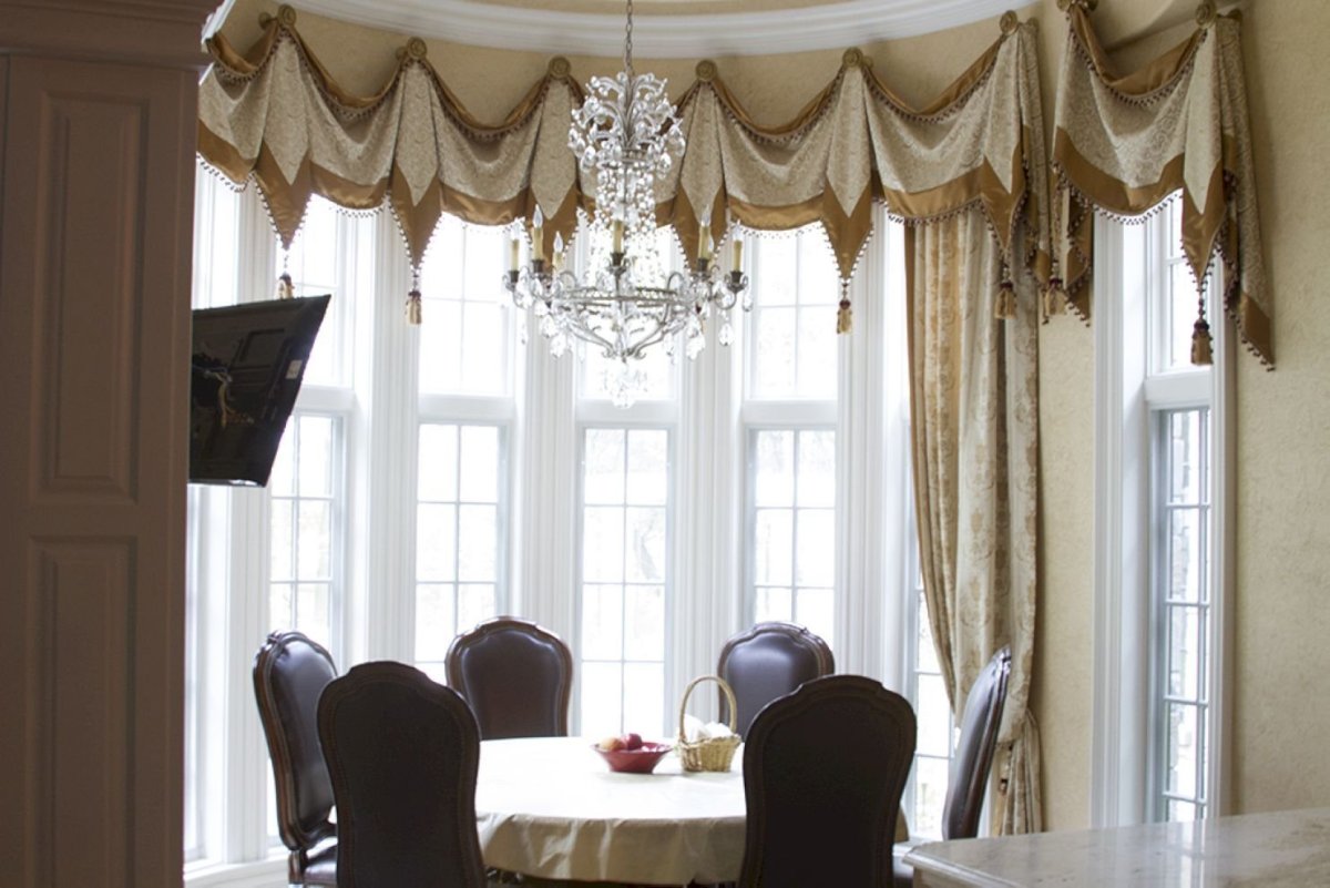 Шторы в классическом стиле для эркера