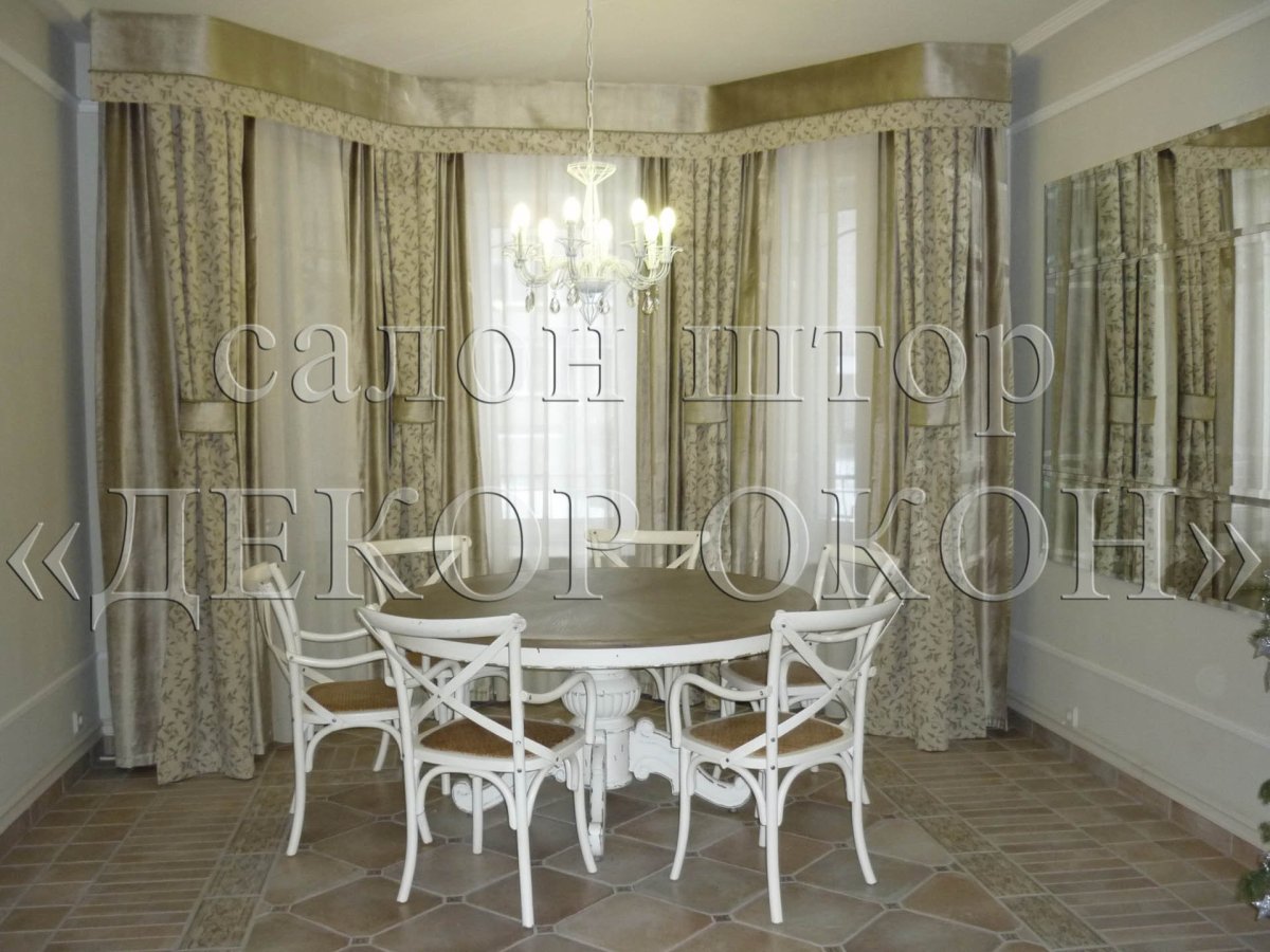 Шторы в эркере для гостиной в классическом стиле