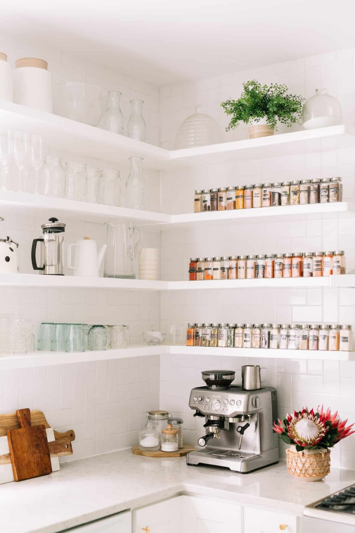 Бежевая кухня с открытыми полками