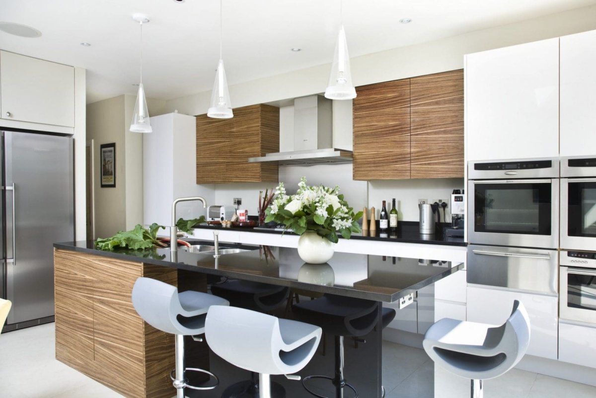 Контемпорари в интерьере кухни с островом