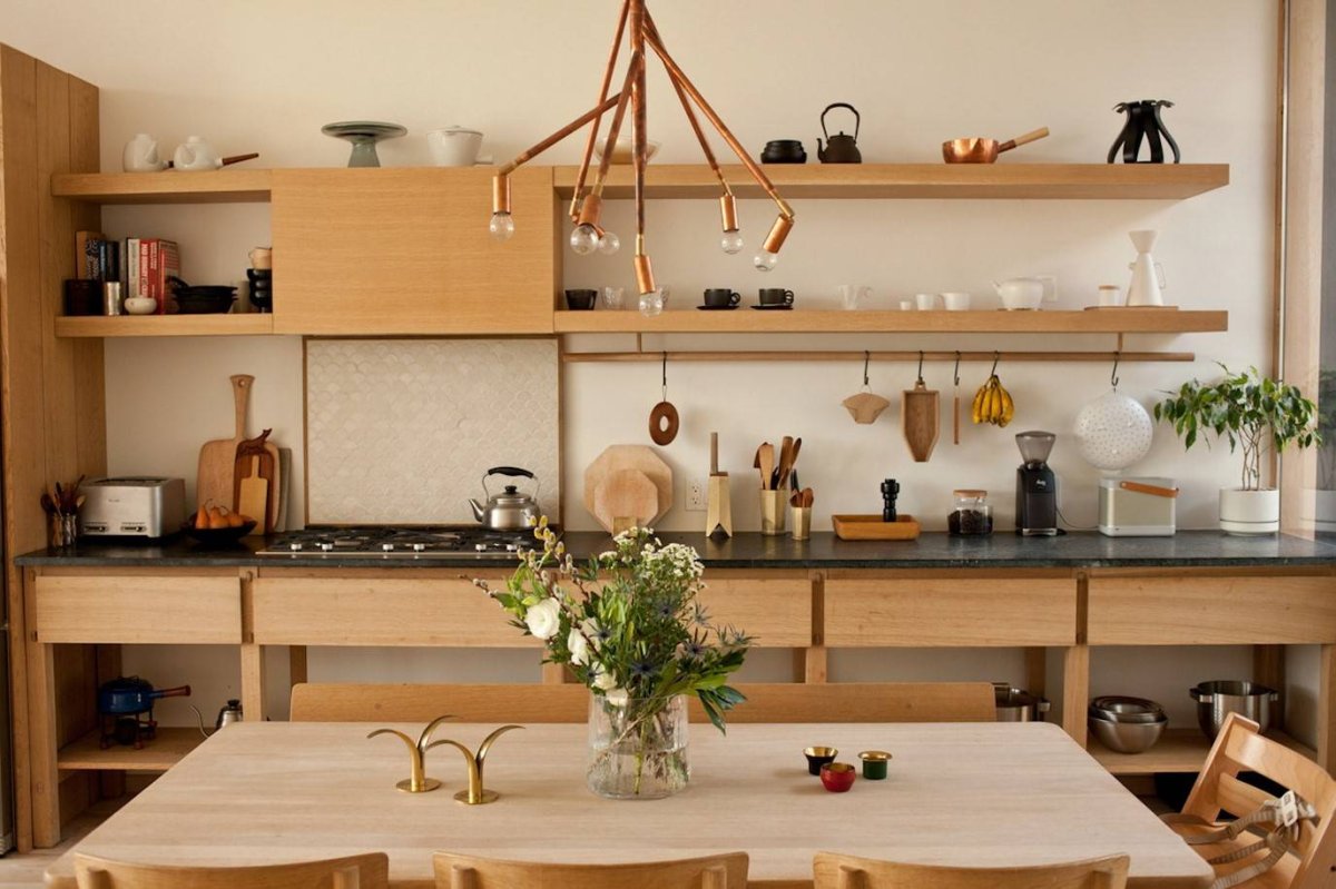 Кухонная мебель с полками