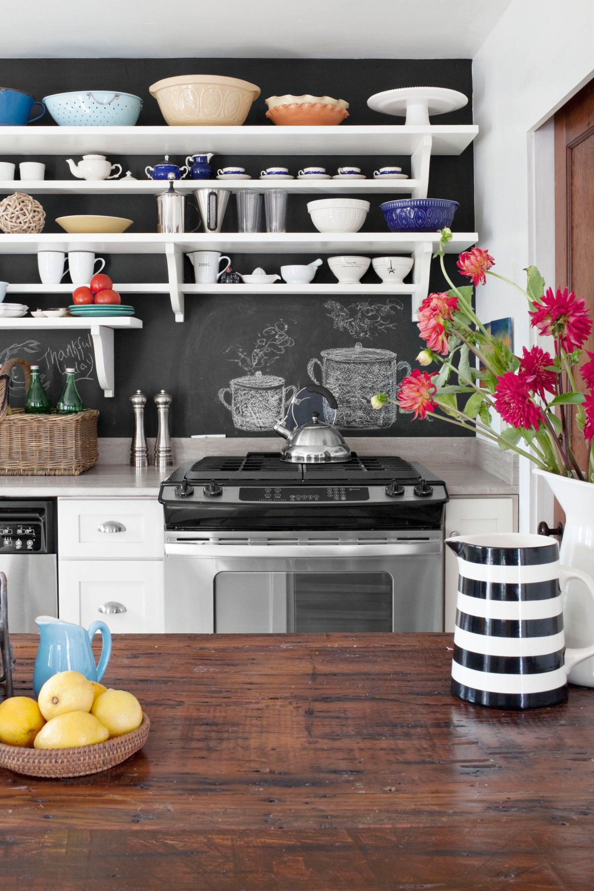 Вытяжка и открытые полки