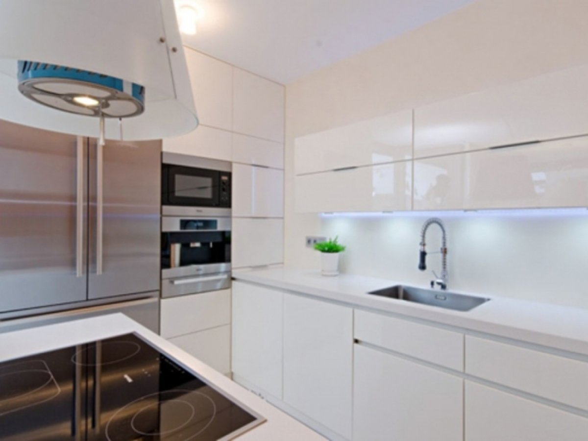 Угловая кухня с высокими шкафами