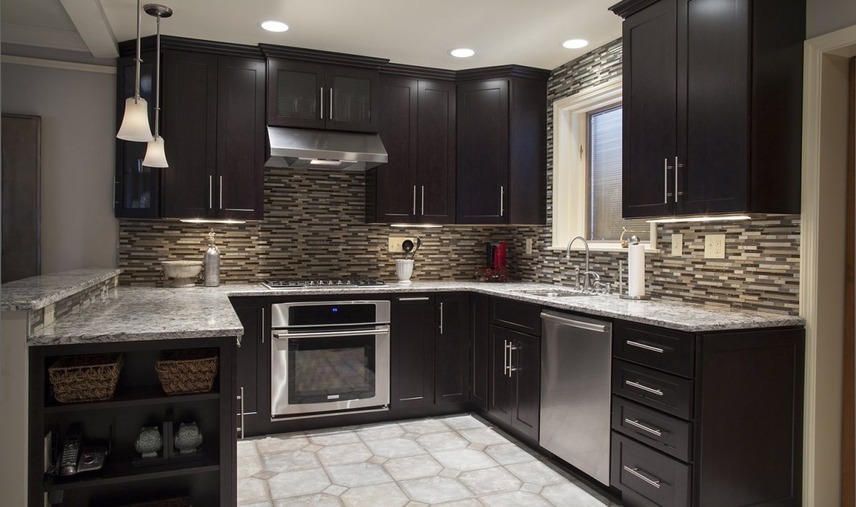 Коричневые шкафы с темной столешницей