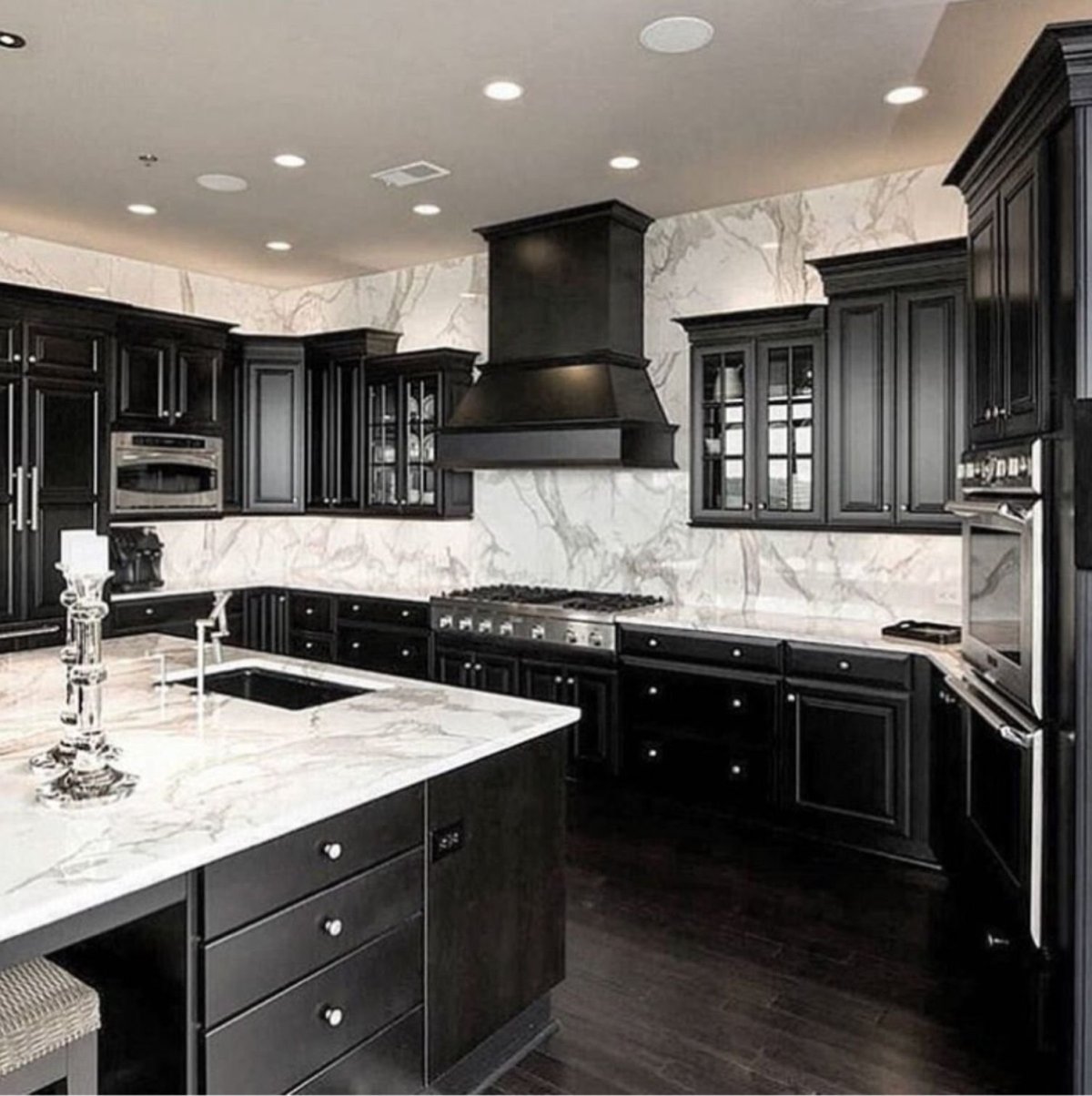 Кухня черно-белая дизайн с коричневым