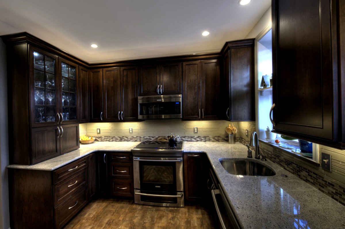 Отделка кухни в темных тонах