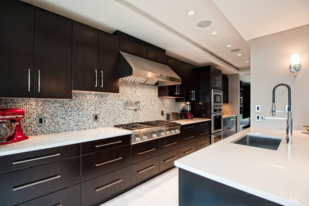 Узкая серо коричневая кухня