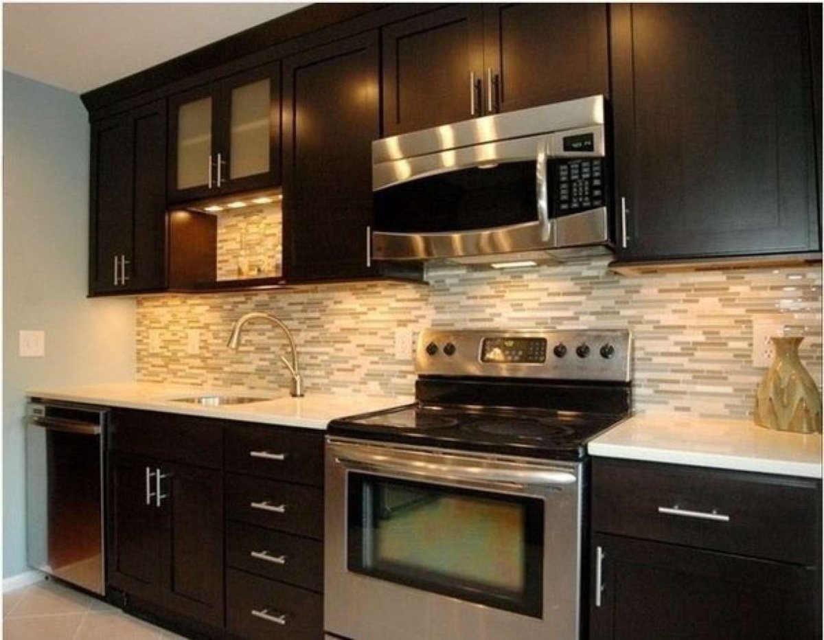 Кухонный гарнитур с коричневым фартуком