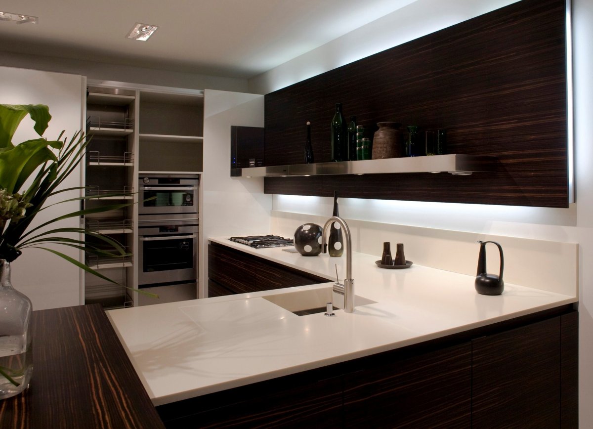 Белая кухня с коричневой столешницей