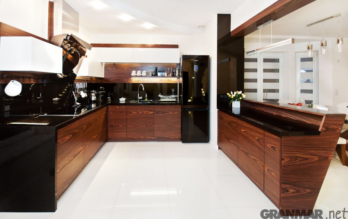 Кухня черная с коричневой столешницей дерево