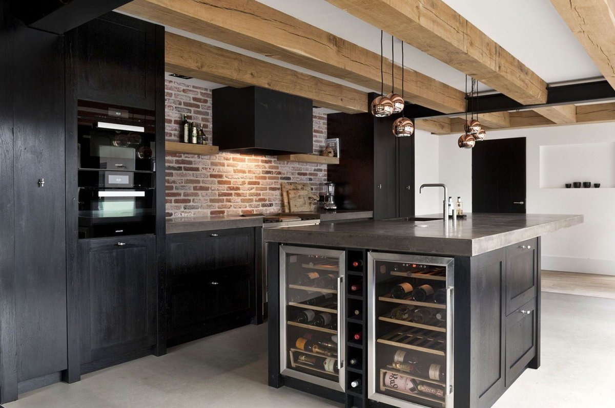 Кухня черная с деревом