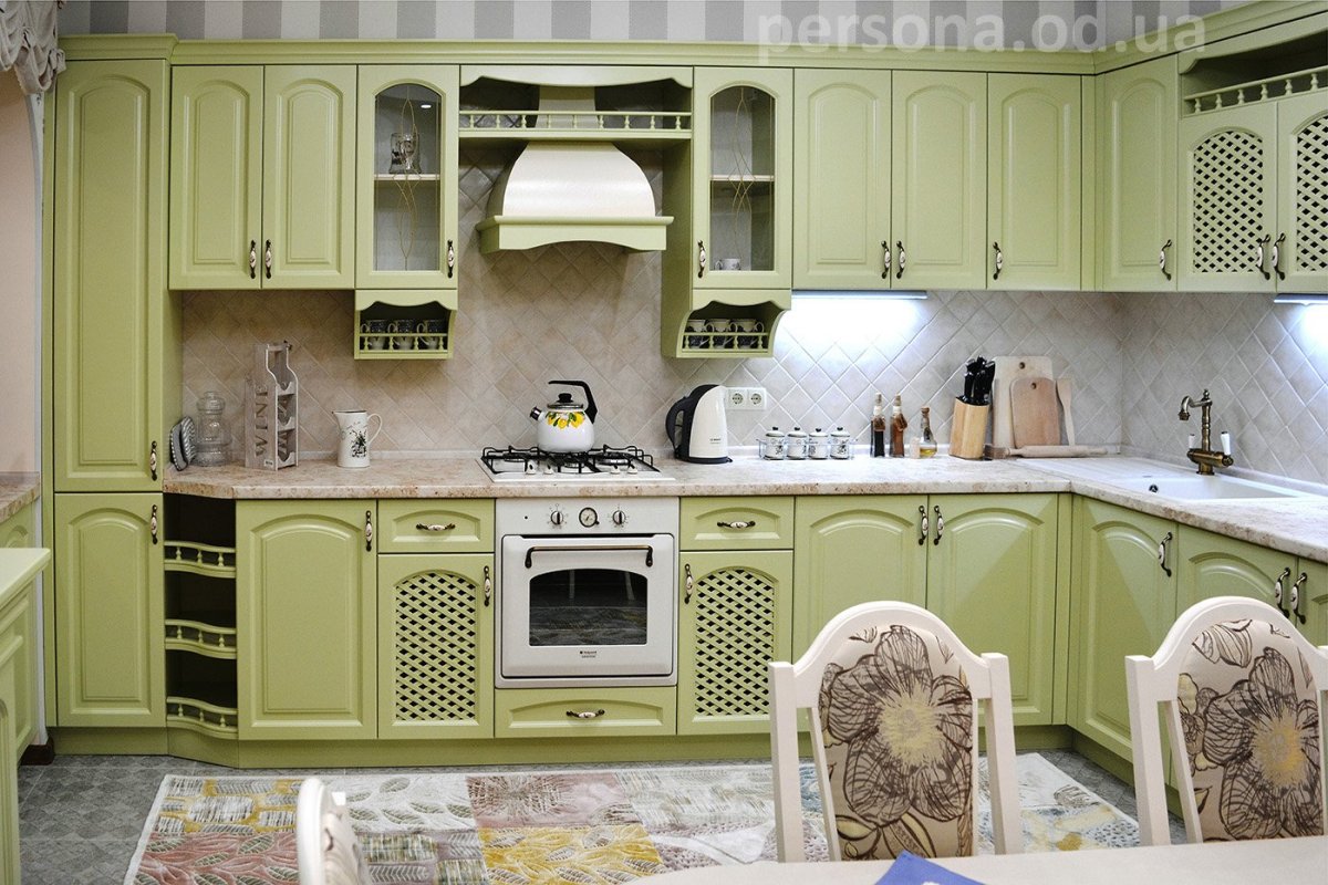 Кухни в классическом стиле верх бежевый низ зеленый