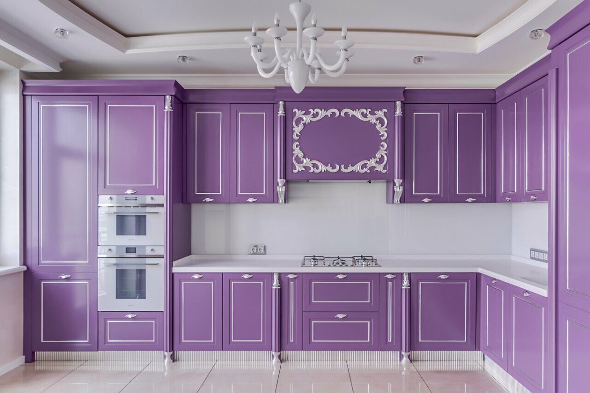 Кухня с сиреневыми фасадами