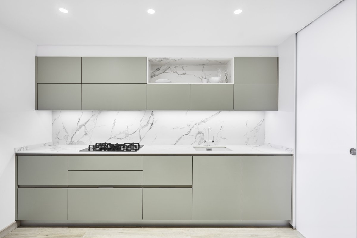 Кухонный гарнитур с мраморным фартуком