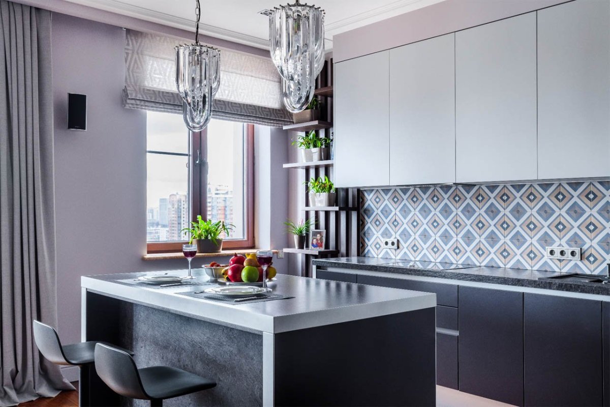 Дизайн кухни в серых тонах с яркими акцентами