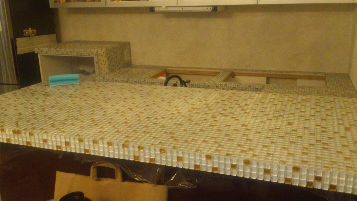 Столешница из мозаики на кухне