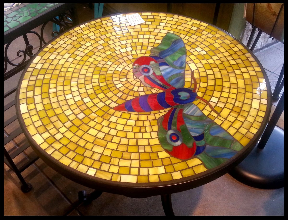 Круглый стол выложен мозаикой