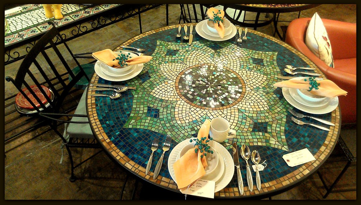 Круглый стол из мозаики в интерьере