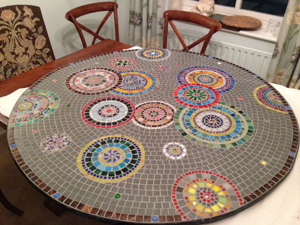 Мозаичная столешница круглая