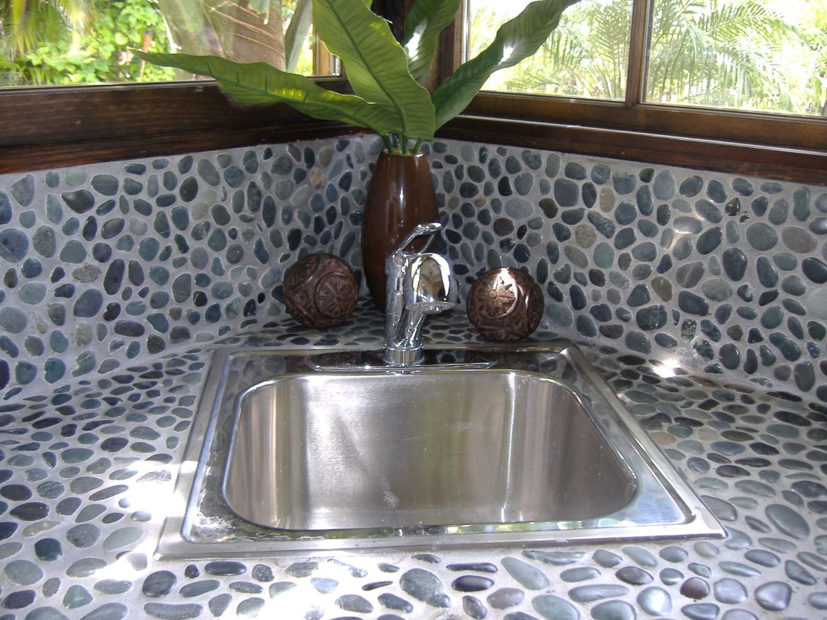 Столешница из гальки