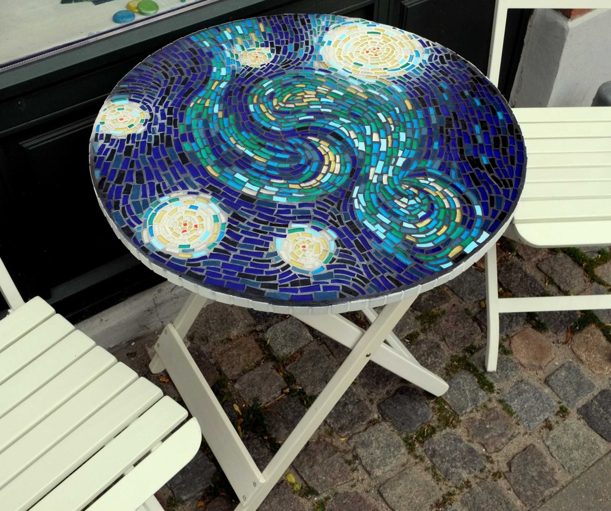Стол в технике мозаика