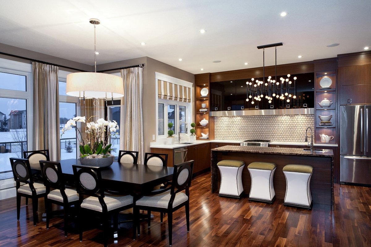 Кухня совмещенная с гостиной в частном доме с большими окнами