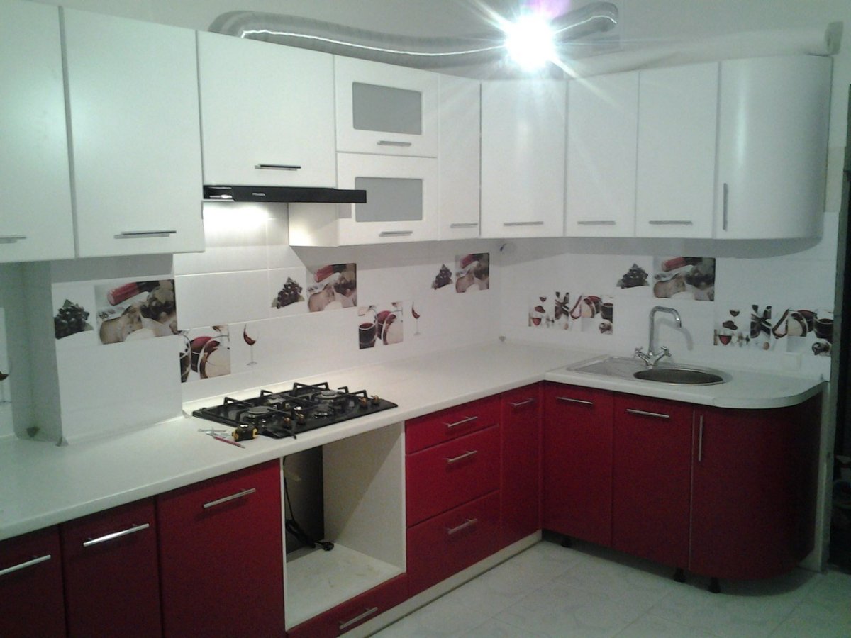 Кухня угловая красный низ белый верх