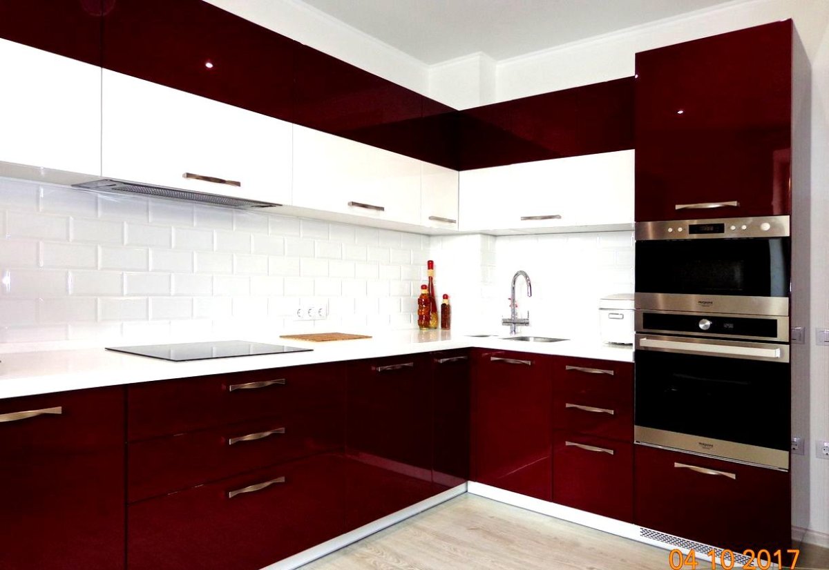 Кухня бордовая с белым