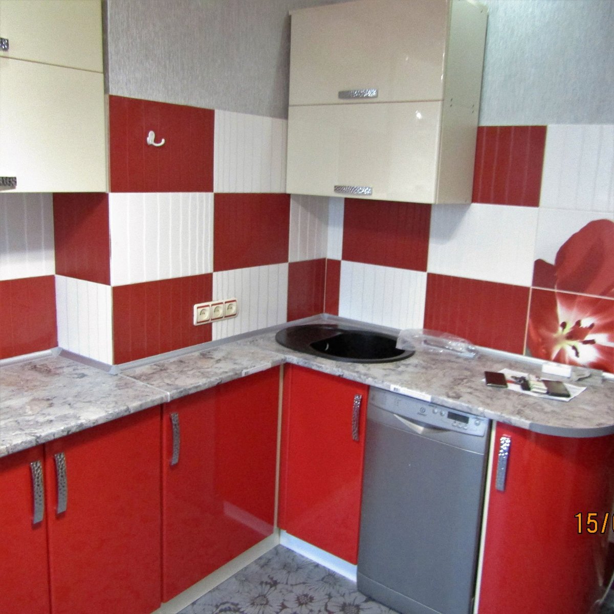Кухонный верх красный низ белый