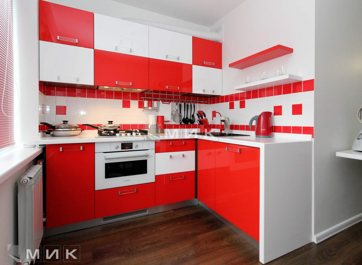 Комбинированная кухня красно белая