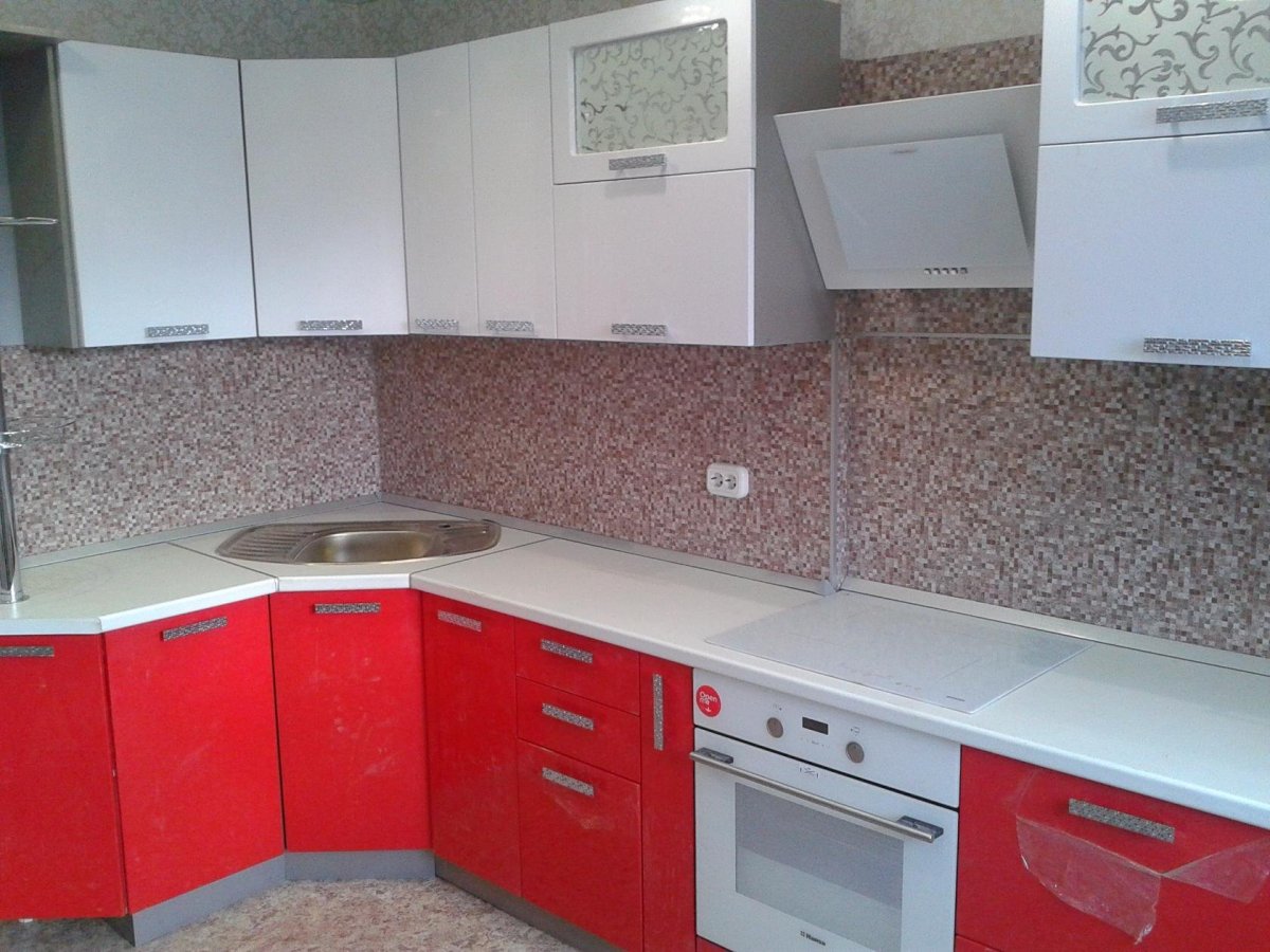 Кухонный гарнитур белый верх красный низ