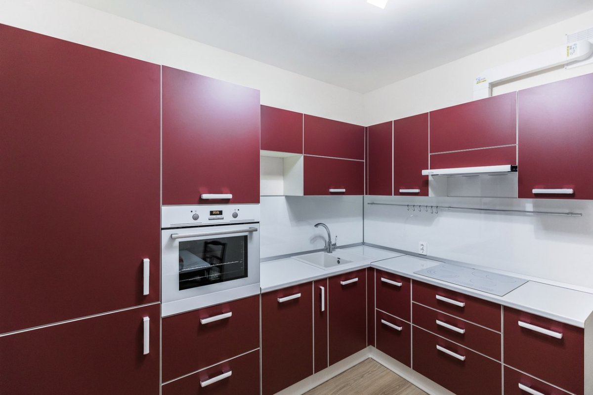 Бордовая кухня