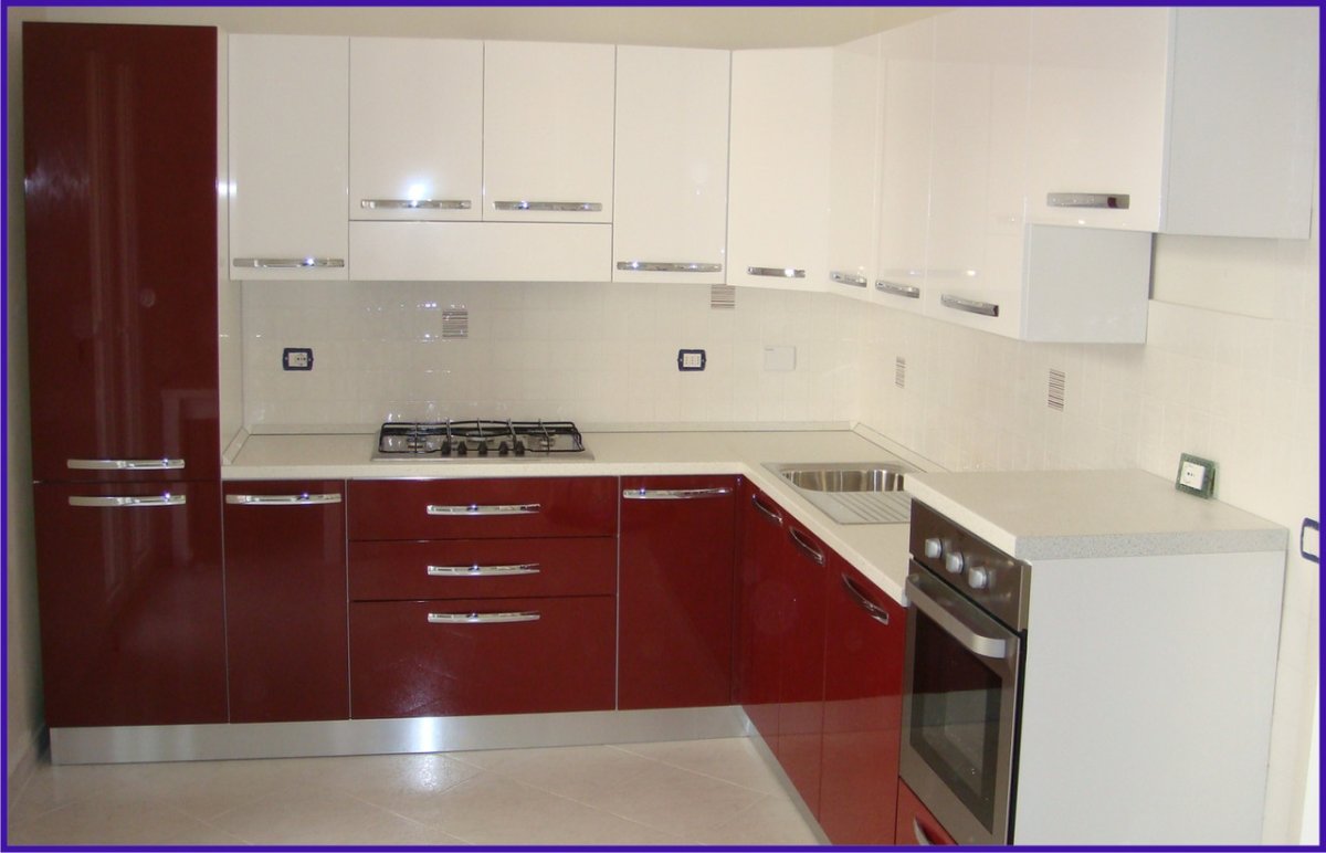 Кухня бордовая с белым