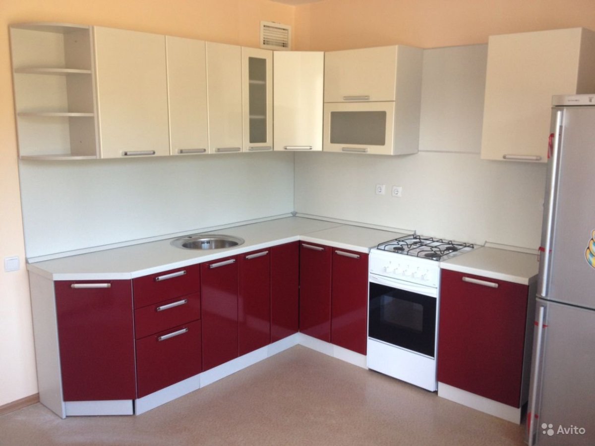Кухонный гарнитур белый верх красный низ