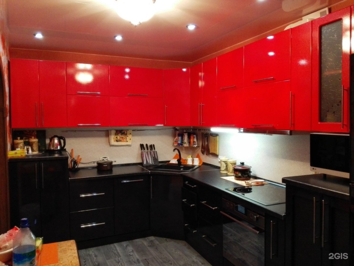 Кухня черно красная угловая