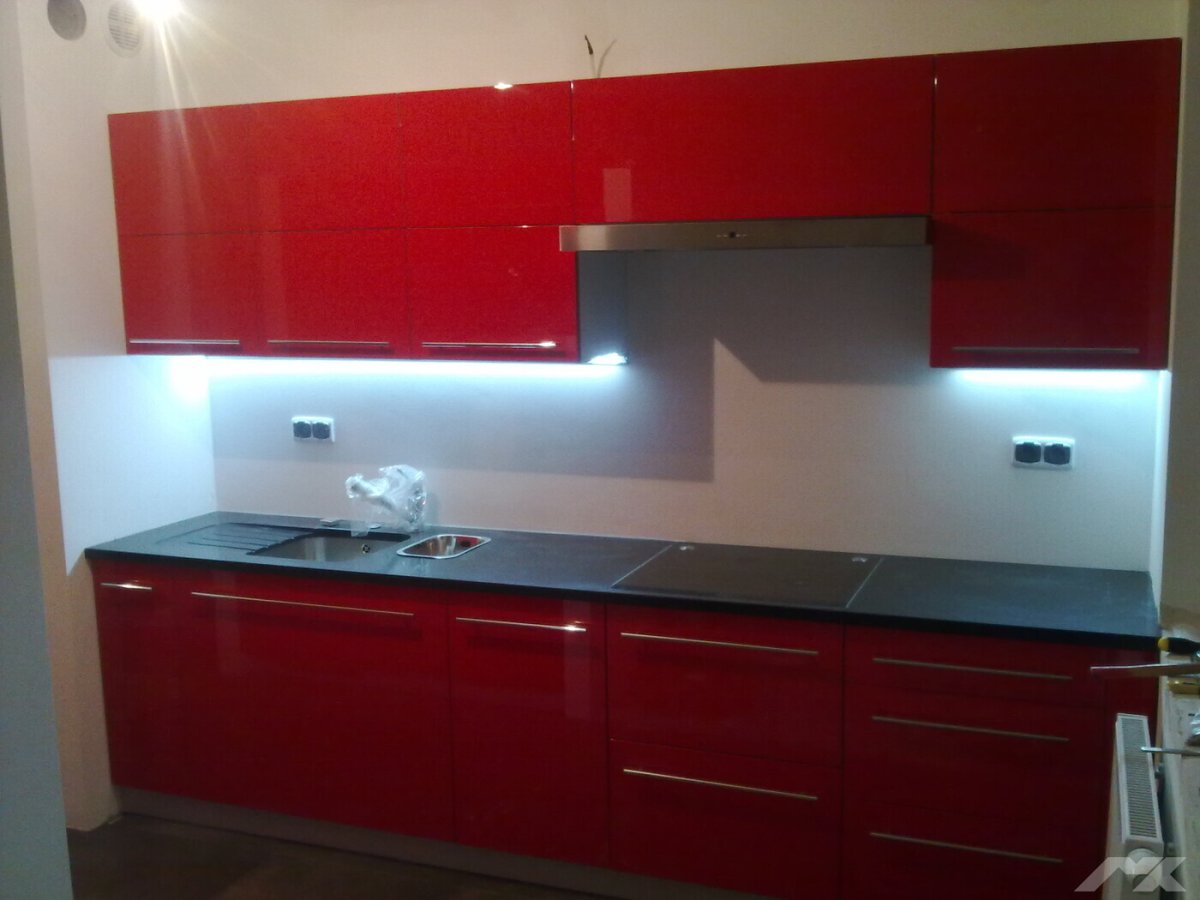 Красно белая кухня с черной столешницей