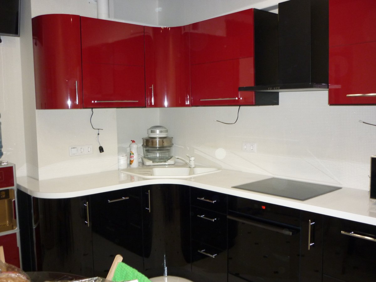 Угловая кухня с выступом