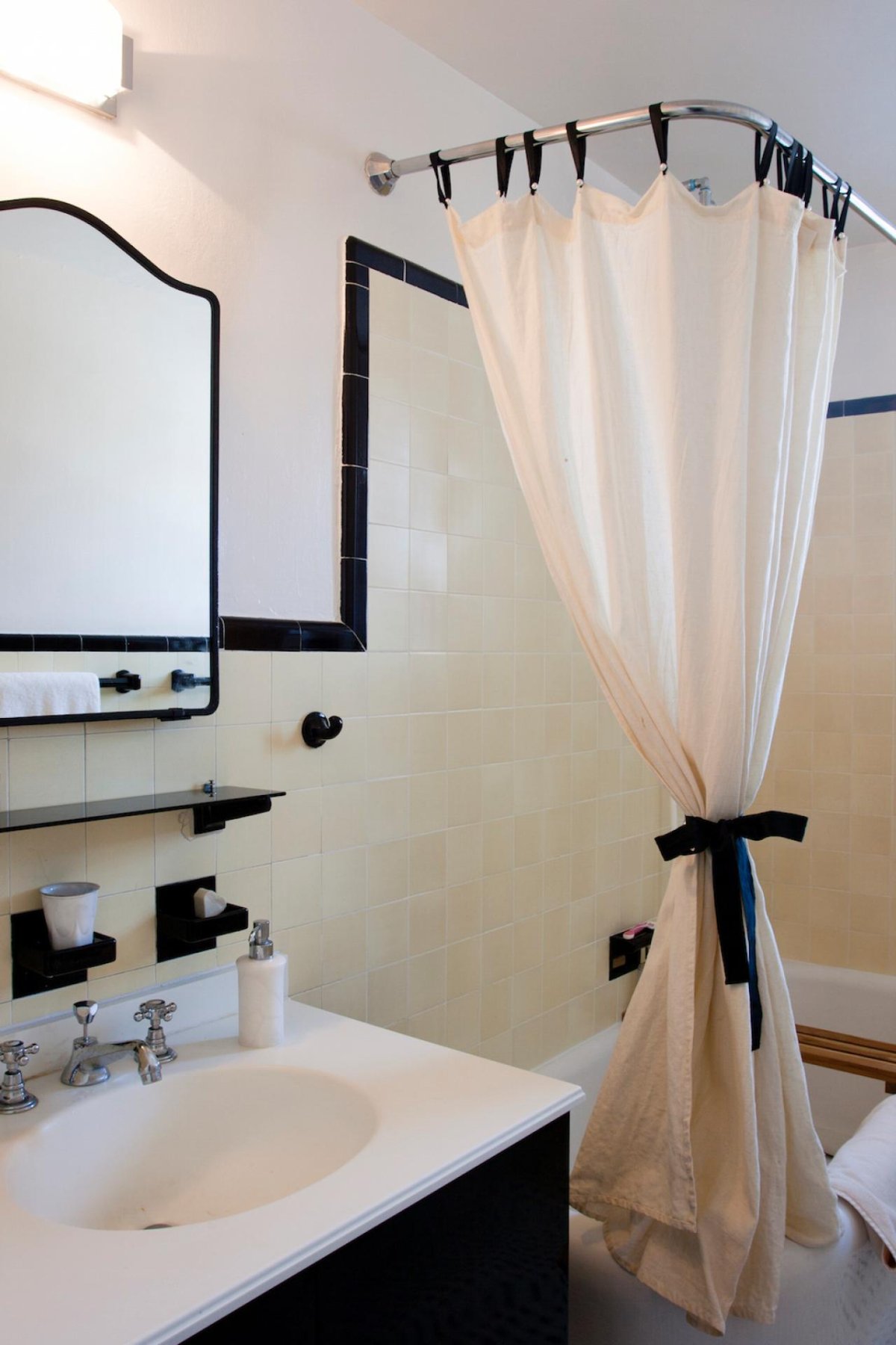 Держатель для шторы в ванной